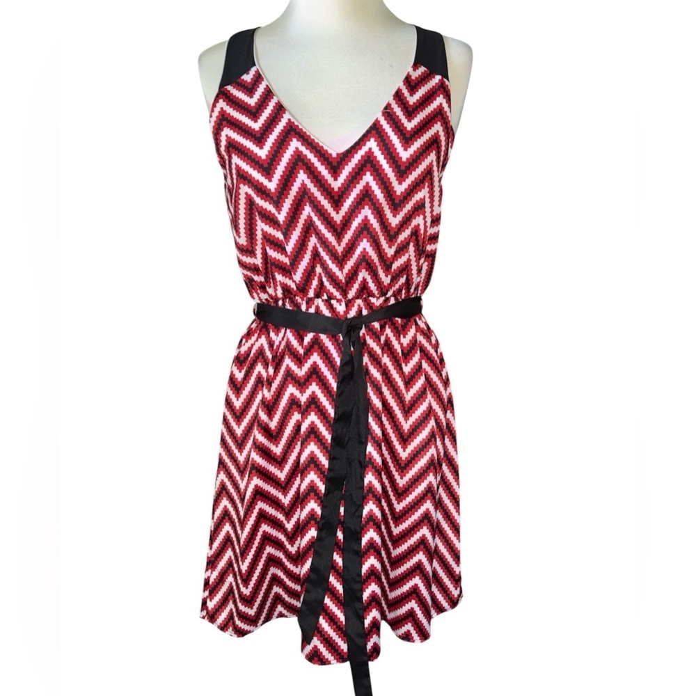 Everly dress tank style at knee length lined chevron print tie at waist Sz MED